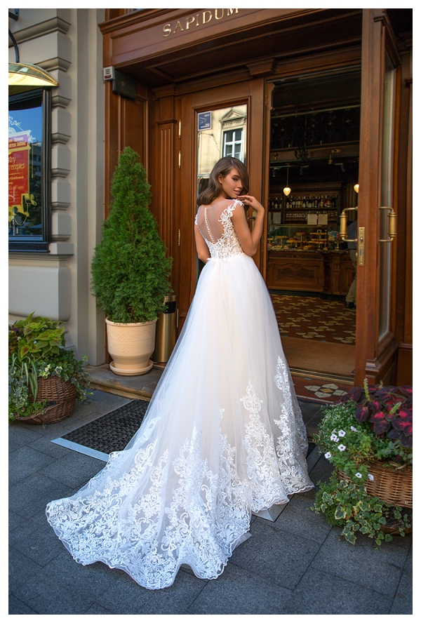 Georgia suknia ślubna z pięknym klasycznym zdobionym trenem